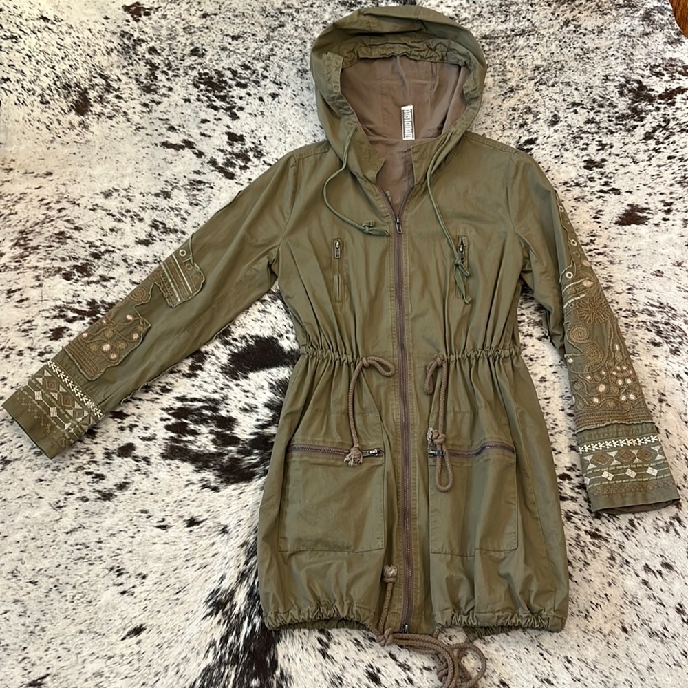 Green cinch waist jacket. Embroidered sleeves. Size Small